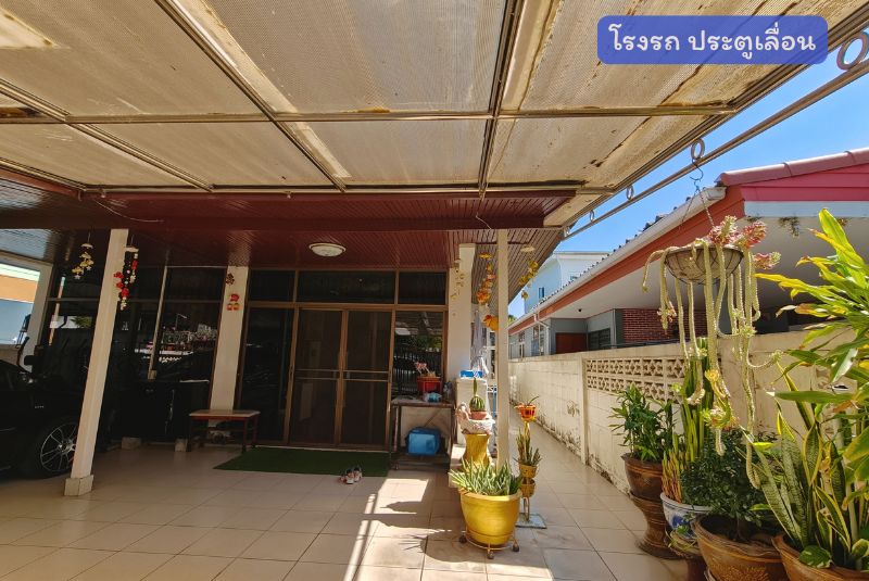 ขายบ้านเดี่ยวชั้นเดียว หมู่บ้านเรวดี นนทบุรี ด้านหน้าต่อเติมโรงจอดรถ จอดได้ 2 คัน